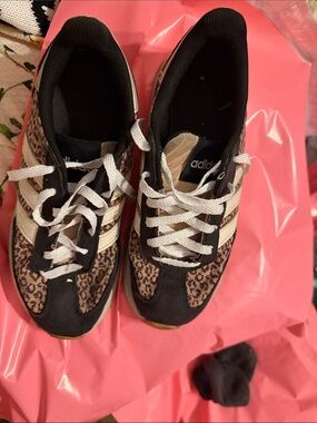 FARM Rio x adidas Run 70s 2.0 "Leopard" in a size 4Y (Youth / Big Kid)